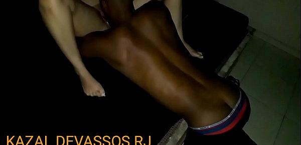 CHRIS DEVASSA - Casada Amadora Sendo chupada por um negro pirocudo numa boate de swing  do Rio de Janeiro na frente do corno